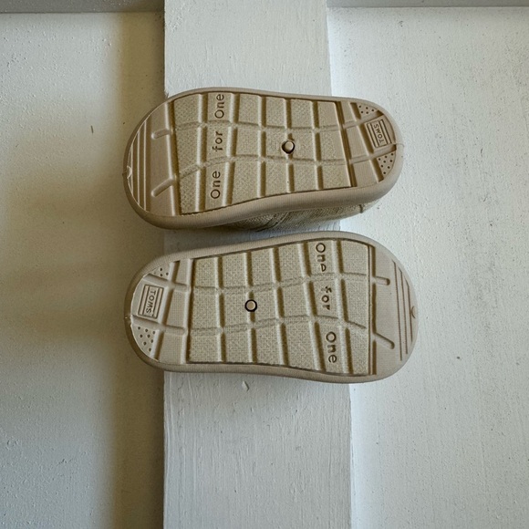 Toms Kids Shoes in Cream Canvas - Picture 4 of 4